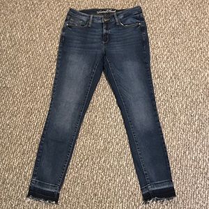 Frayed hem skinny jeans